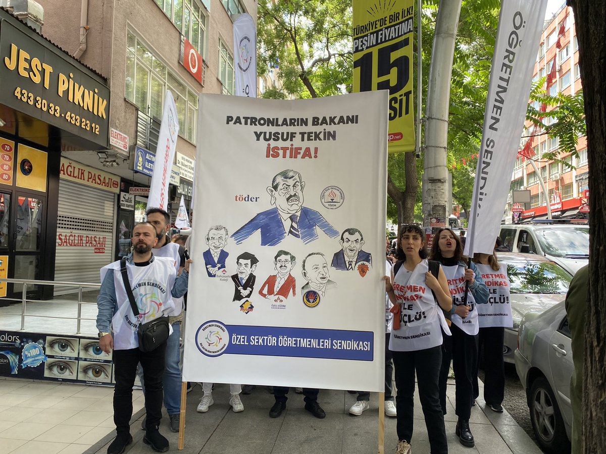 ogretmensendika's tweet photo. Ankara I Haklarımızı almak, Bakanlığa yürümek için Sendikamız önünde toplandık.

Bizi yok sayan politikalara karşı #ÖğretmenlerMEBönünde https://t.co/x2ndxNdq5R