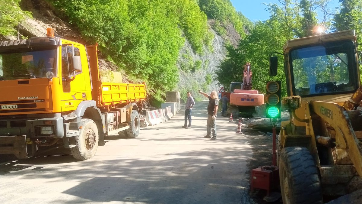 RadioBabboleo's tweet photo. Riaperta la #SP23 nel comune di Favale di Malvaro, interessata venerdì da una grossa frana nei pressi del passo della #Scoglina. La strada riaperta solo nella corsia a valle grazie ad un semaforo che regolerà il passaggio a senso unico alternato. https://t.co/0ib1aU0qdM