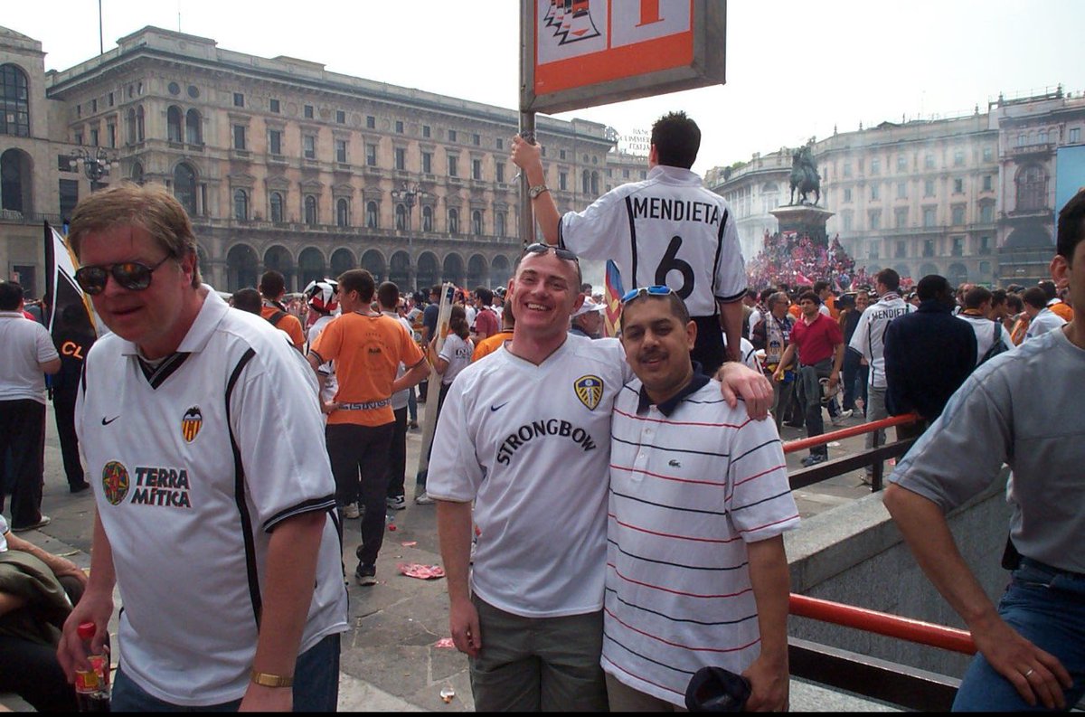 Champions League Final 23 May 2001 #LUFC knocked out by Valencia in the SF. Went to Milan anyway. Met a mate off @leedslist and we had a party until Bayern Munich spoilt it by winning on penalties.

 Just after this, he bought a Leeds shirt from a local sports shop near Il Duomo.