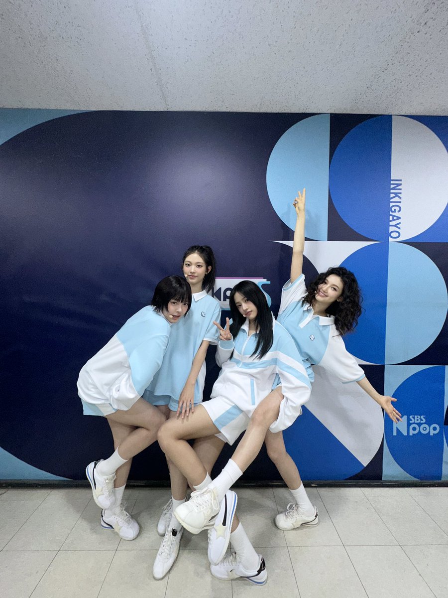 [NewJeans Commentary👀]

오늘도 다른 두가지 매력의 how sweet과 bubble gum 무대 너무 재밌었어요! 
날이 갈수록 잘하는 버니즈의 응원소리…😲
오늘도 너무 고마워요~~~ 🧚

#NewJeans #뉴진스 
#NewJeans_is_Everywhere