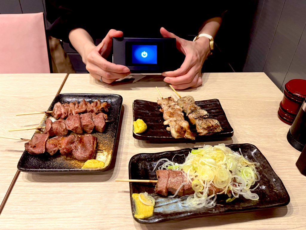ReChargeWiFi's tweet photo. 💫全てが不要のリチャージWi-Fi💫
今日のお供はh01と焼き鳥(๑>◡<๑)
#ReChargeWiFi #ho1 #焼き鳥 https://t.co/U5T5lvGUiK