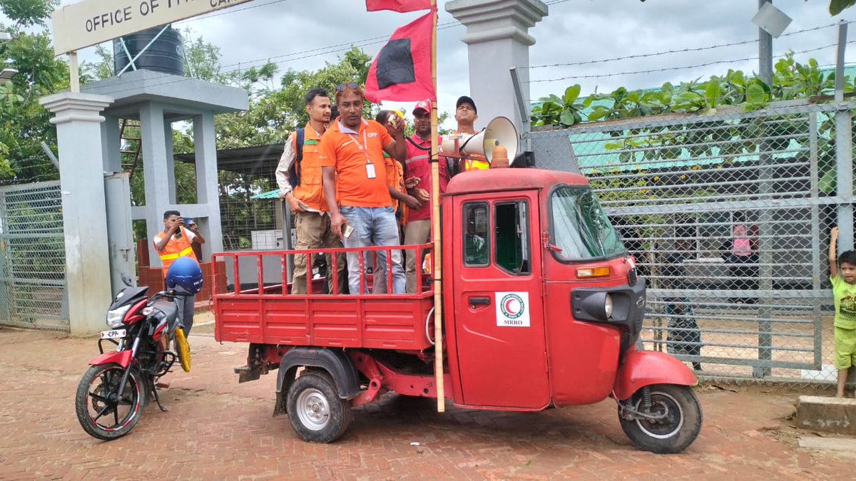 🌪️Cyclone #Remal update from 🇧🇩Cox's Bazar: ⛈️Heavy rainfall 💨Strong wind 〽️Landslide-prone areas identified with 🚩red flags 📢Warning message dissemination ongoing by @Refugees 👷volunteers on foot + through mics in 🕌mosques + on 🛻small vehicles in few places