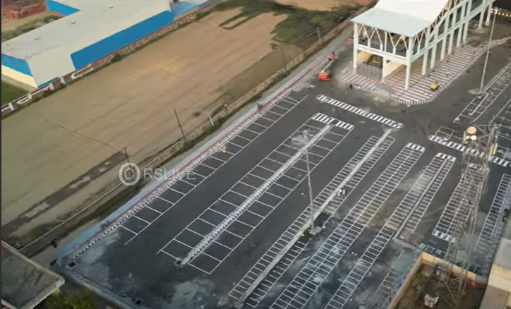 Perks of having space - Meerut South RRTS Station 
( with huge parking spaces on both sides, 1500 cars can easily park here + EV charging stations are also available ) 

pic source - RS Live YT @rsliveIndia