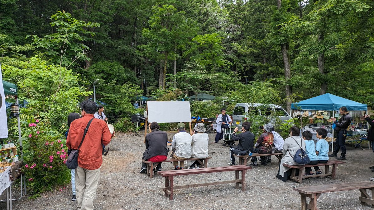 こんにちは、地域おこし協力隊の小田です！

白糸マルシェへ行ってきました！
西の家表富士キャンピング場でのイベントとなっていて
秘密基地のような出店😁

木々に囲まれ凄いリラックスできます✨
個人的にはこういった落ち着いた空間でのイベントが好きだったり🙌