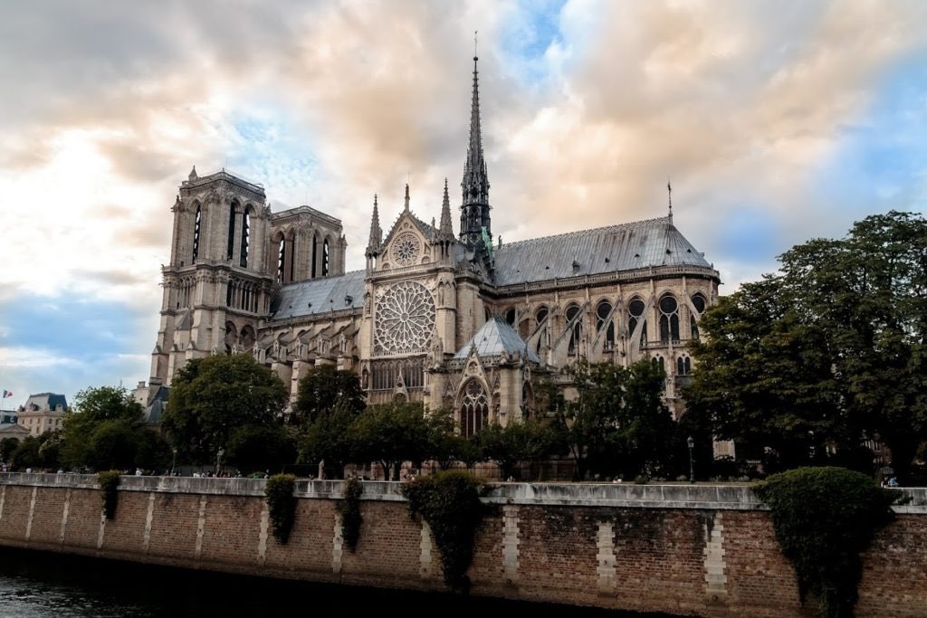 Frontieresmedia's tweet photo. 👉 Selon une information du Canard enchaîné, Emmanuel Macron voudrait faire un discours à l’intérieur de la cathédrale Notre-Dame-de-Paris pour sa réouverture en décembre prochain. L’évêque Mgr Ulrich s’y oppose et souhaite qu’il le fasse à l’extérieur de l’édifice. https://t.co/UEAS16dDBT