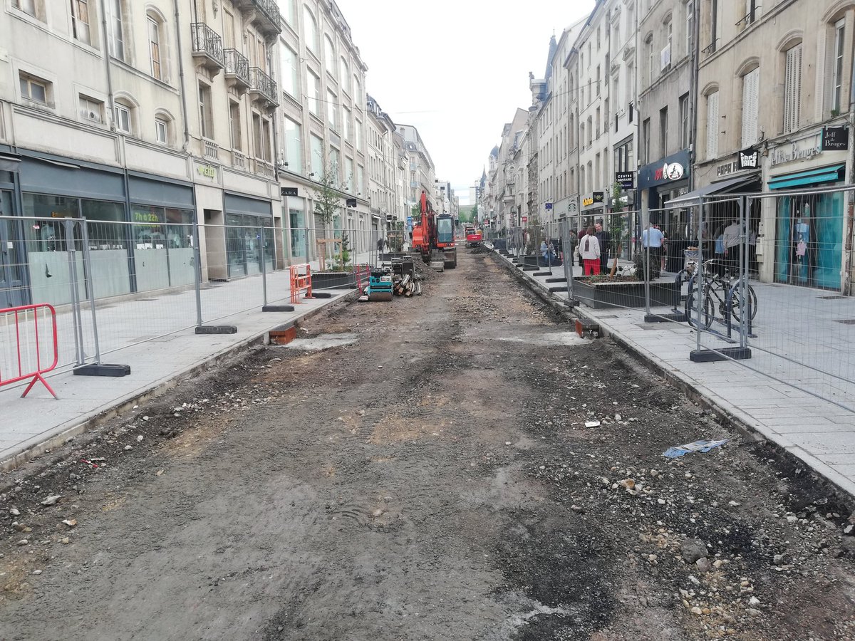 A Nancy, de lourds travaux sont en cours pour remplacer le tramway sur pneus (TVR) qui aura roulé 23 ans. Vers le même type de travaux pour remplacer les trams sur pneus (Translohr) des T5 et T6 d'ici 10 ou 15 ans 🤔🫤