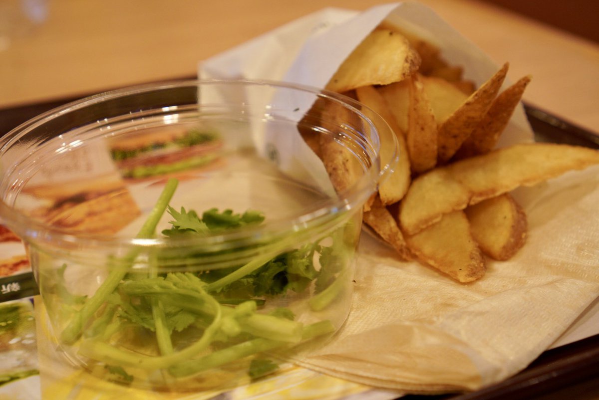 フレッシュネスバーガーのパクチーチキンバーガー（パクチー5倍）

別盛りのパクチー載せきれず。ポテトと一緒に食べました。

#フレッシュネスバーガー　#パクチーチキンバーガー