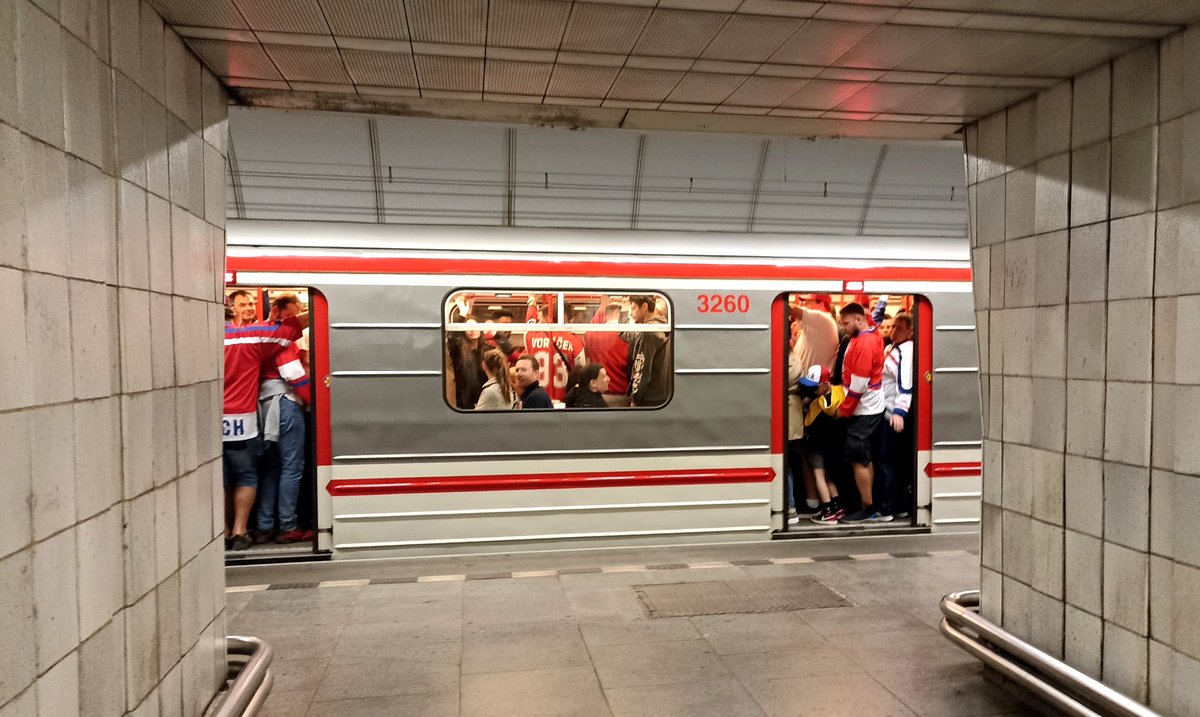 Upozorňujeme všechny hokejové fanoušky na možnost využití posilových vlaků metra do stanice Českošvýcarská. Dnes bude provoz na všech linkách metra prodloužen i přes půlnoc, přibližně do 1:00.
