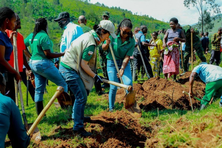 @IucnRwanda has on Saturday 25th 2024 joined the @EnvironmentRw , @REMA_Rwanda & other partners to kick off the National Environment Week, which will be marked by various activities aimed at raising awareness on environmental protection & sustainability. topafricanews.com/2024/05/26/iuc…