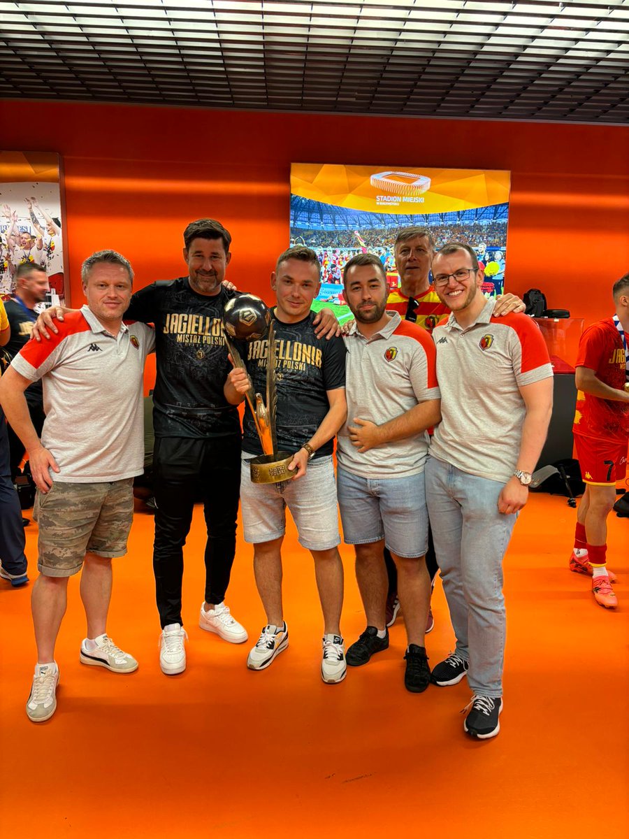 CoachTTomczyk's tweet photo. 3 lata ciężkiej pracy! Mamy to ! Jesteśmy Mistrzami Polski Jaga ❤️💛🐝 https://t.co/fIgzIvY2yY