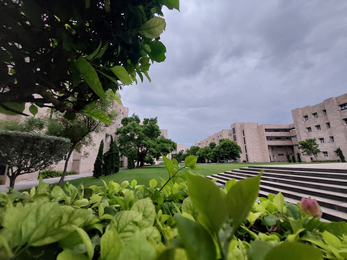 ShotbySriram's tweet photo. From sweaty days to cloudy skies at Coimbatore. It was scorching as hell, but now it's raining every day! 🌧
#coimbatore #psgitech #photography https://t.co/DncSTnVEHn