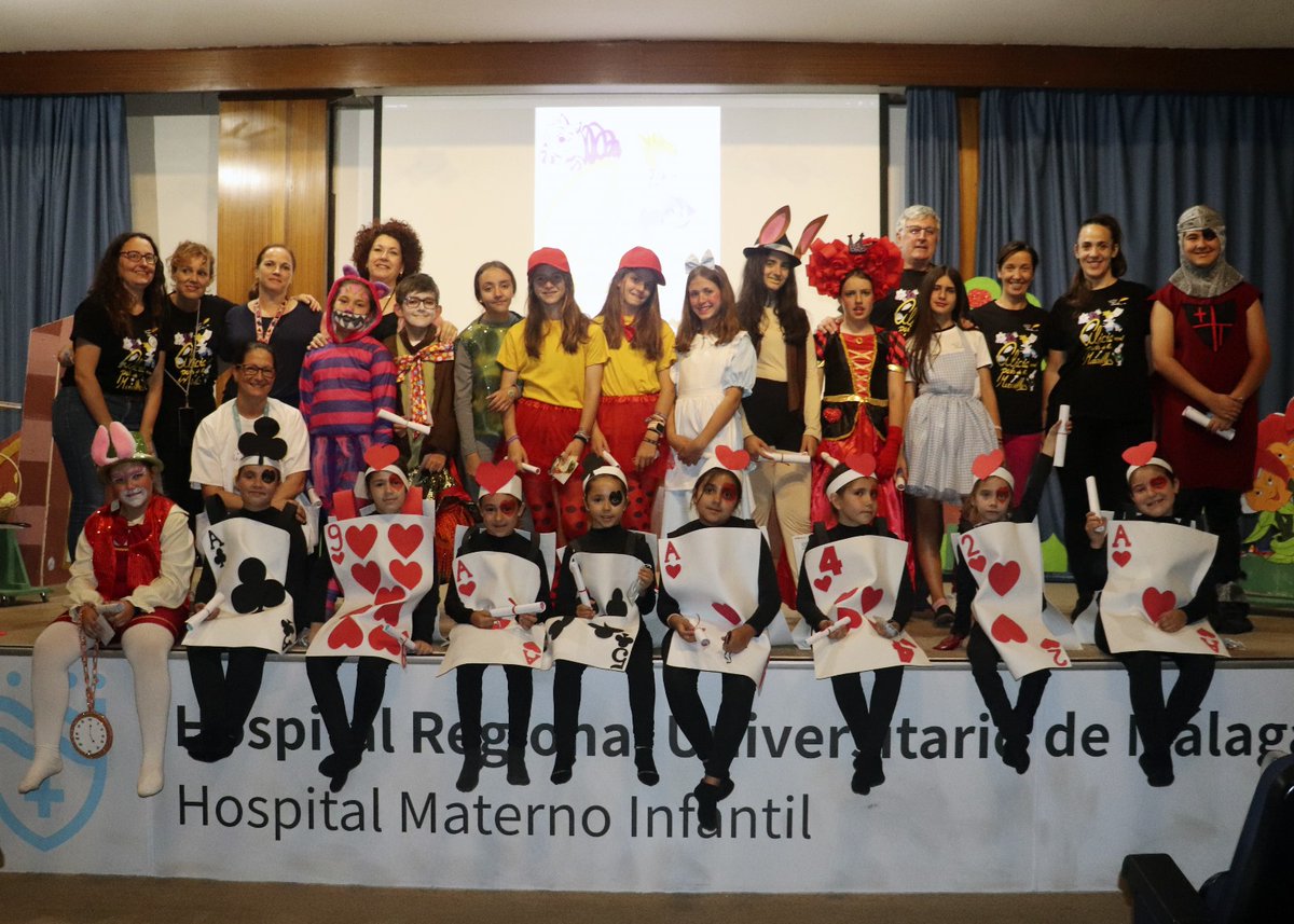 NeonatosHRUM's tweet photo. El 21 de mayo, en el salón de actos del @HRegionalMalaga, celebrando el "día del niño hospitalizado" y organizado por  @NeonatosHRUM , tuvo lugar la representación de la obra de teatro Alicia en el País de las Maravillas, por parte del grupo de teatro del CEIP Tierno Galván. https://t.co/m9DnDVg02J
