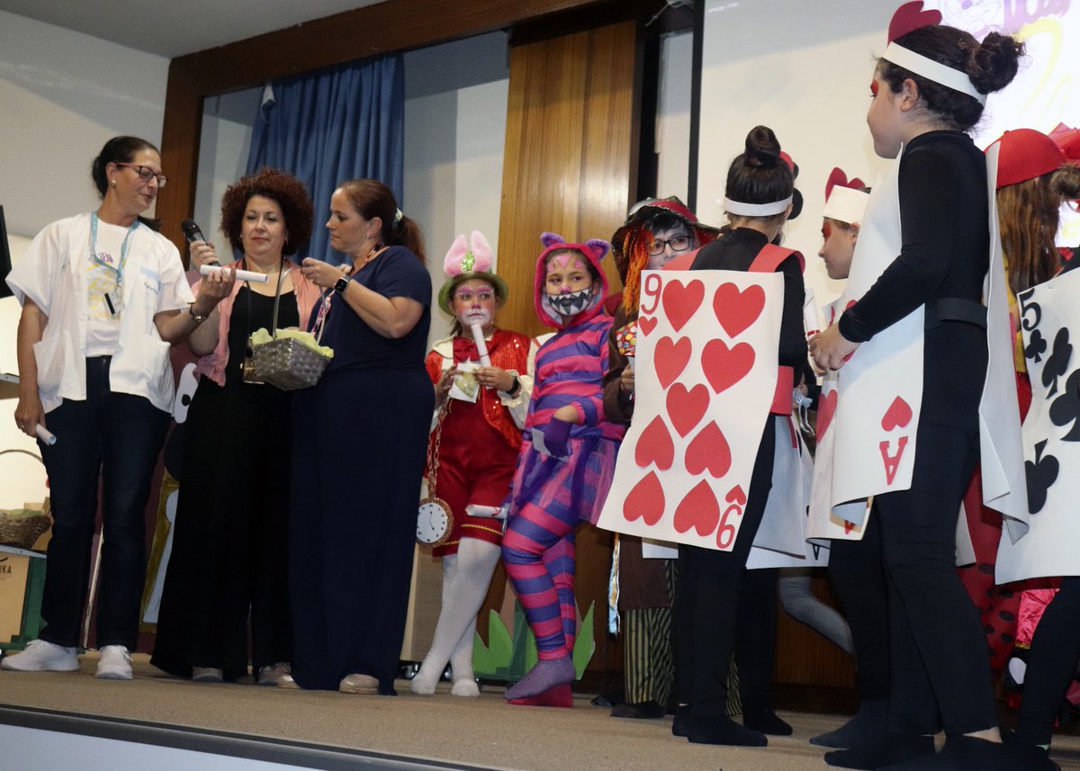 NeonatosHRUM's tweet photo. El 21 de mayo, en el salón de actos del @HRegionalMalaga, celebrando el "día del niño hospitalizado" y organizado por  @NeonatosHRUM , tuvo lugar la representación de la obra de teatro Alicia en el País de las Maravillas, por parte del grupo de teatro del CEIP Tierno Galván. https://t.co/m9DnDVg02J