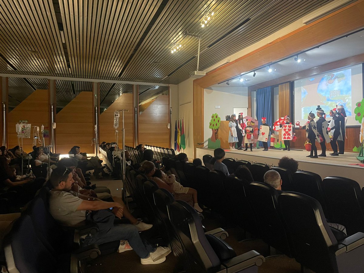 NeonatosHRUM's tweet photo. El 21 de mayo, en el salón de actos del @HRegionalMalaga, celebrando el "día del niño hospitalizado" y organizado por  @NeonatosHRUM , tuvo lugar la representación de la obra de teatro Alicia en el País de las Maravillas, por parte del grupo de teatro del CEIP Tierno Galván. https://t.co/m9DnDVg02J