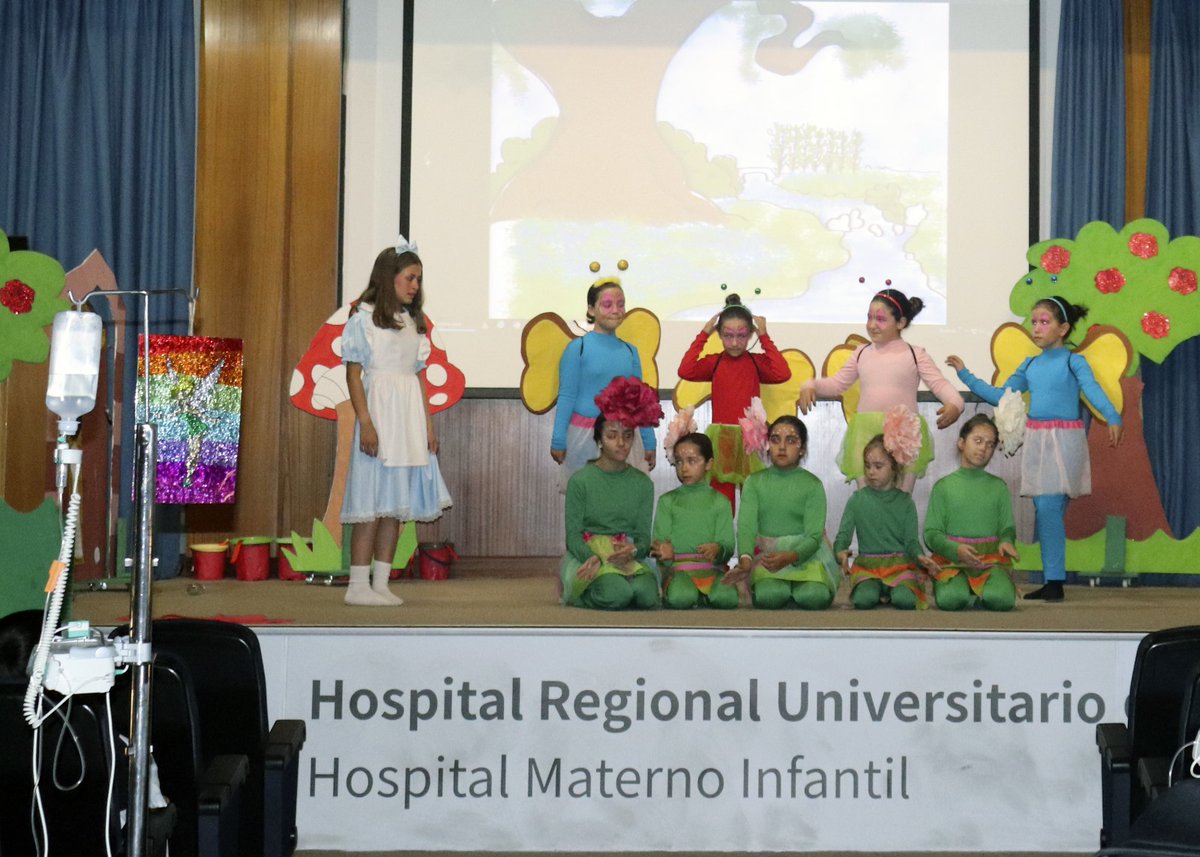 El 21 de mayo, en el salón de actos del <a href="/HRegionalMalaga/">Hospital Regional Universitario Málaga</a>, celebrando el "día del niño hospitalizado" y organizado por  <a href="/NeonatosHRUM/">Neonatología_HRU_MALAGA</a> , tuvo lugar la representación de la obra de teatro Alicia en el País de las Maravillas, por parte del grupo de teatro del CEIP Tierno Galván.