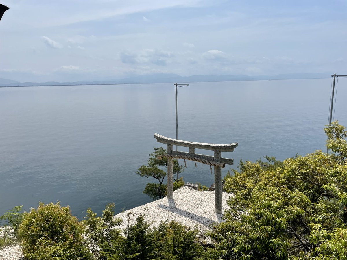 竹生島 宝厳寺

開創千三百年記念
本尊、弁財天のご開帳へ

弁財天様は小さくて
薄暗いのではっきりと
お顔は拝めませんでしたが
二巡して目に焼き付けて
きました🙏

宝物館には
浅井長政の父が奉納した
小谷城で祀られていた
弁財天
竹生島最古の不動明王など
展示されていました