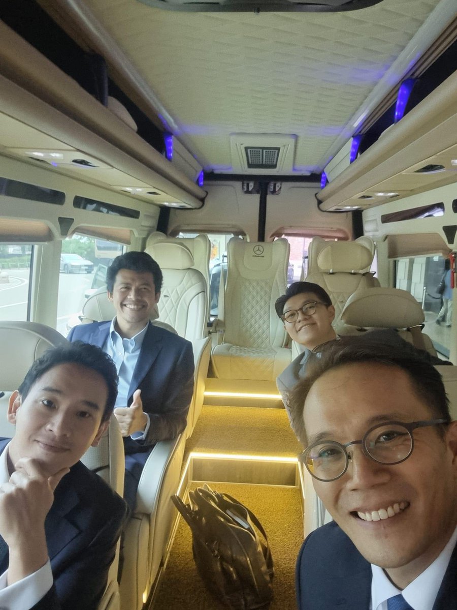 JOOPJAENG's tweet photo. รูปเกาหลียังไม่หมด😆😘➡️Facebook K.Samuel Hongsoo Kim Founder&President Center for asia leadership #พิธา #พิธาลิ้มเจริญรัตน์ #pitalimcharoenrat #สสก้าวไกล #พรรคก้าวไกล #alc2024 #asianleadershipconference #asialeadership #korea🇰🇷 https://t.co/LBbHBLd59q