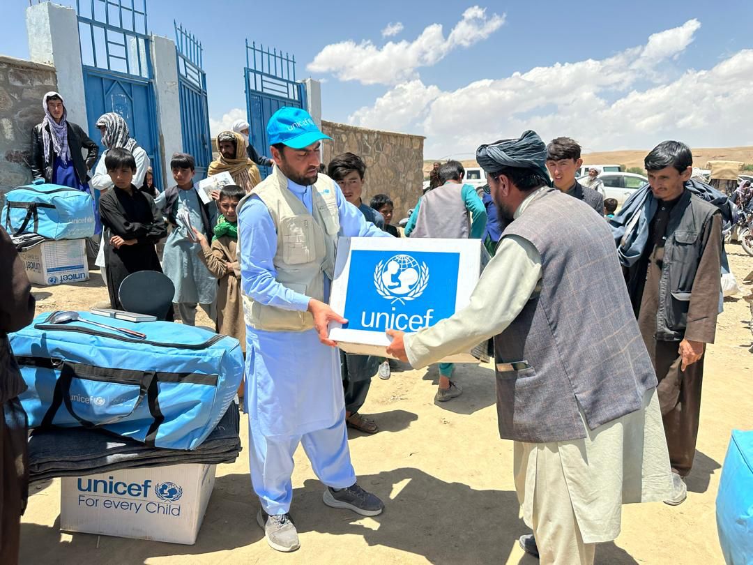 Although the floods have subsided, needs have not. With flexible funding, @UNICEFAfg can bring emergency assistance where it's most urgently needed. In Ghor, we've provided hygiene kits, blankets, children's clothing & water purification tablets for over 2,200 affected people.