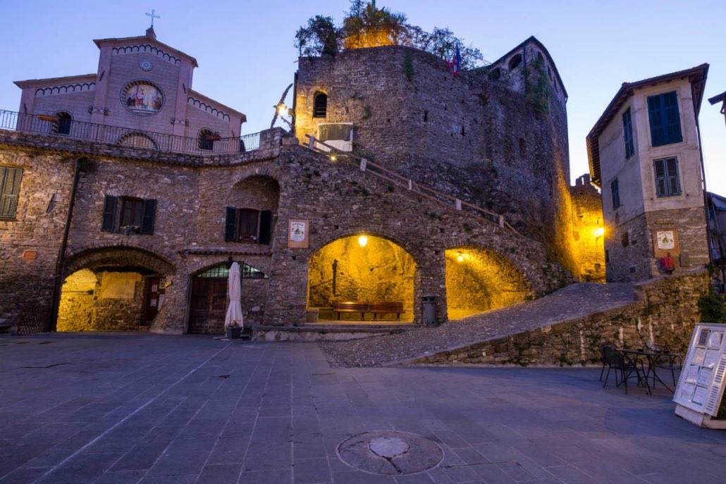 PeracchiValerio's tweet photo. @VannaRicci E poco più su, salendo per la valle, vi è una località di pari bellezza e “stupore”: Apricale, la stessa, alla quale, lo scrittore Francesco Biamonti “dedico” un suo libro: “L’Angelo di Avrigue”!

[#Apricale ~ 📷 by web] https://t.co/NzkIBtB6Sv