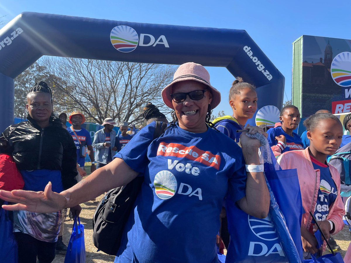 📷The gates have opened and everyone in blue is ready to get the party started. Smiles and cheers are everywhere as our supporters are excited for a better future for SA! Live stream the event on our YouTube and Facebook page: youtu.be/YqyTYY9JqHM #RescueSARally