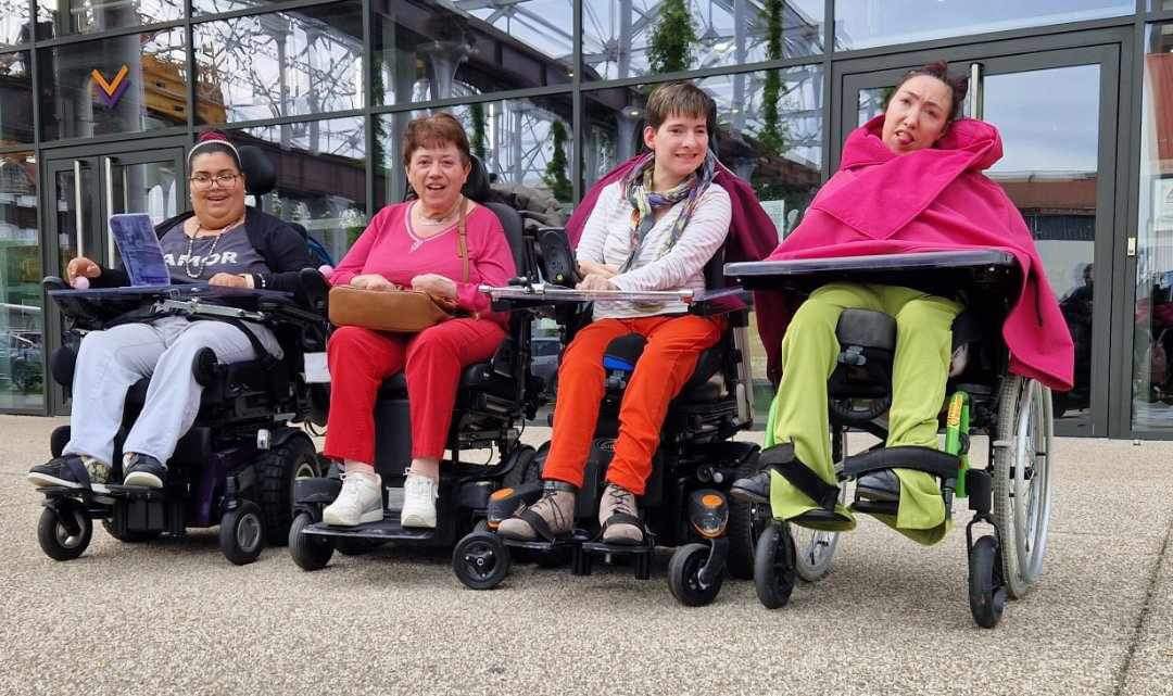 AssoKillian's tweet photo. 🌹Bonne fête à toutes les mamans🌹
Une dizaine de résidents avec “Un petit truc en plus” étaient invités par Killian pour voir le film d’Artus !
C’est l’occasion de saluer le travail de l’ AIMCP Loire qui gère le foyer de l’Olivier au Chambon Feugerolles ! https://t.co/paN50046K7