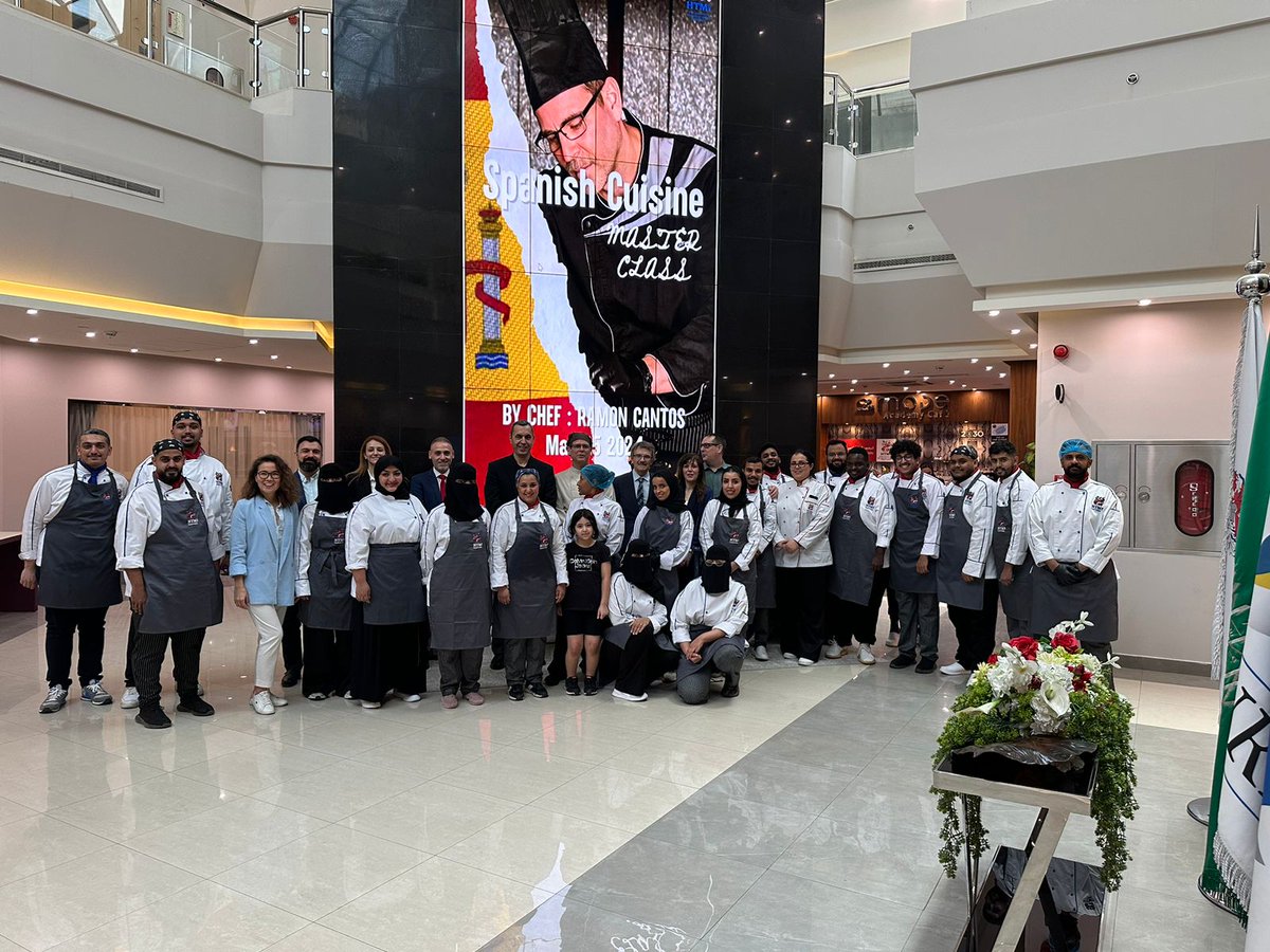 HtmiKSA's tweet photo. Our students embarked on a journey as thrilling as El Clásico orchestrated by Chef Ramon Cantos from "Azure" Restaurant @HyattRegencyRiy with the honorable participation of Mr. Manuel Hernandez Gamallo, Deputy Head of Mission of the @SPAINinKSA 🇪🇸🇸🇦 #SpainInSaudiArabia #LearnSpanish #SaudiSpainCuisine #SaudiSpain