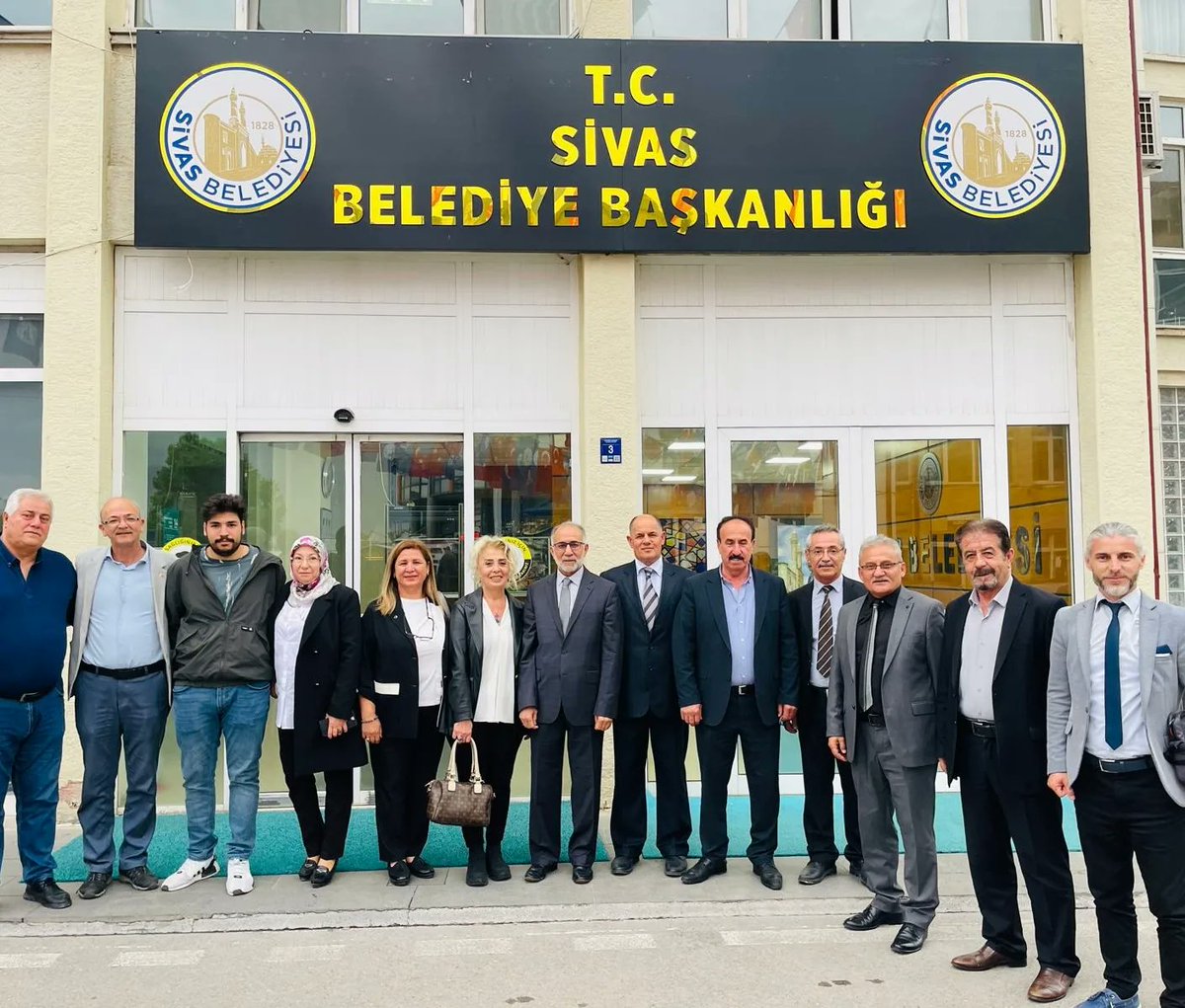 Yiğidolar Derneği ile #Sivas ziyaretimiz. 
Nezaketi ve ilgisi  için yeni seçilen <a href="/sivasbeltr/">Sivas Belediyesi</a>  Başkanı Sayın <a href="/drademuzun/">Dr. Adem UZUN</a>  Hoca'm  çok teşekkür ederiz. Son kitabımız Mekana Zamanın Ruhunu Yansıtan #MimarSinan kitabımızı imzalı takdim ettim. 
<a href="/SivasaGel/">Sivas’a Gel</a> <a href="/sivasmem/">Sivas Millî Eğitim Müdürlüğü</a>
<a href="/Sivas_HEDEF/">Sivas Hedef Projesi</a>
#pazar