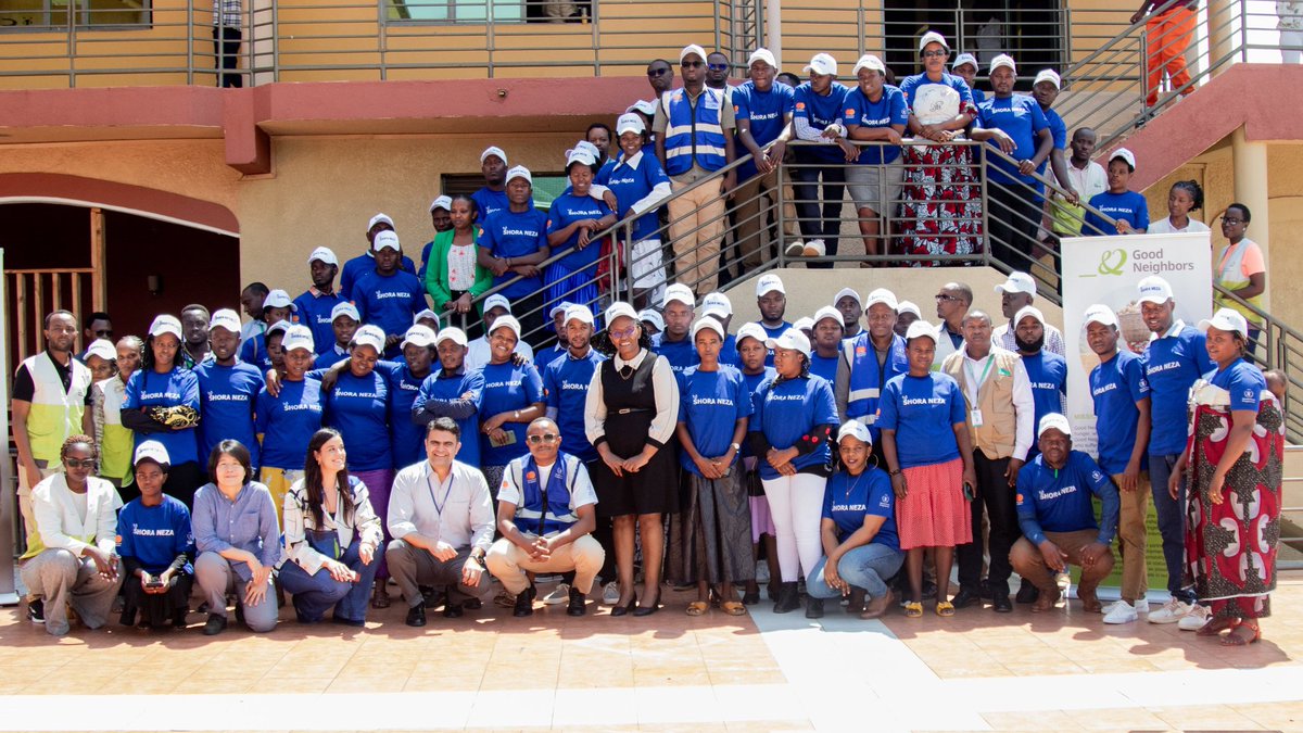 FSCPATIENCE's tweet photo. We bee-long together! Cheers to women and youth in Beekeeping! Pesa mfukoni under #Shoraneza initiative https://t.co/oERCklMsan