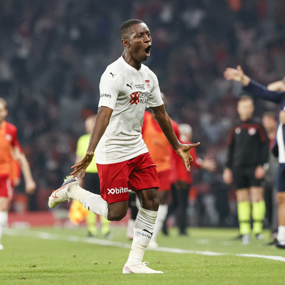 Sivasspor's tweet photo. Tarihte Bugün - 26 Mayıs 2022 🏆

Unutulmaz finalde golleri atarak Yiğidoları sevince boğan isimler 🌟

🚀 #AaronAppindangoye 
🚀 #MaxGradel
🚀 #MoussaKonate https://t.co/VZLCEpzTSM