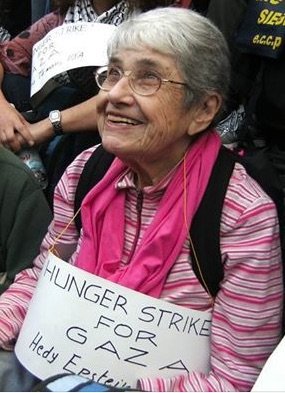 Hoy hace 8 años que nos dejó la gran activista judía Hedy Epstein, la mayor parte de cuya familia fue asesinada en Auschwitz. Llegó a declararse en huelga de hambre en apoyo a Gaza. Antes, con 80 años, fue humillada y desnudada por agentes israelíes en el aeropuerto de Tel Aviv.