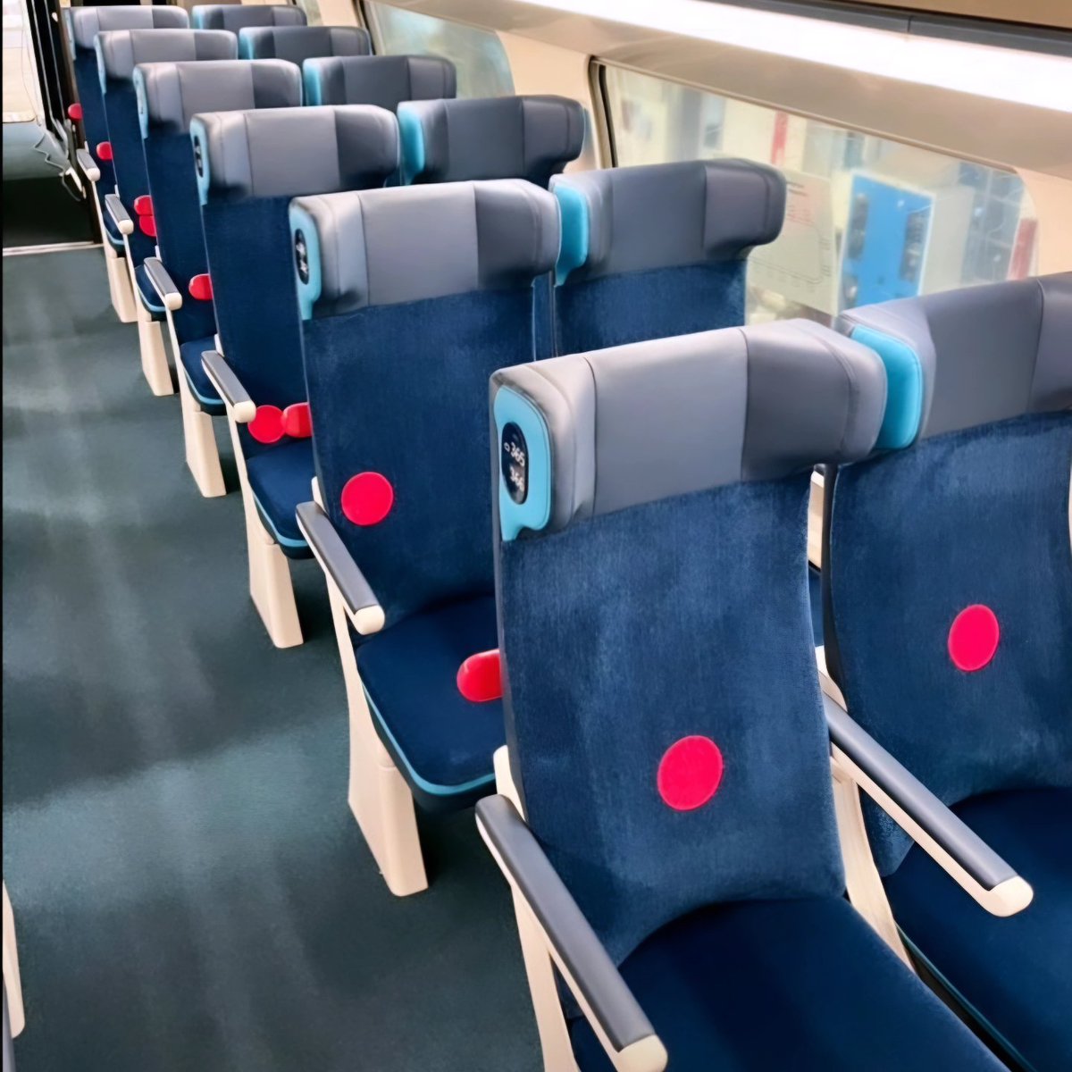 TrainFlyVideo's tweet photo. 👀J'ai découvert les nouveaux sièges Ouigo💺✨️ en VR et en réel à VivaTech Paris. Ils promettent un voyage plus confortable et éco-responsable 🌱♻️, sans parler de leur design qui est juste Waouaw 🎨😍👌.
#Ouigo #SNCFVoyageurs #SNCF #VivaTech #Innovation #VoyageConfortable https://t.co/5yriA2MeWe