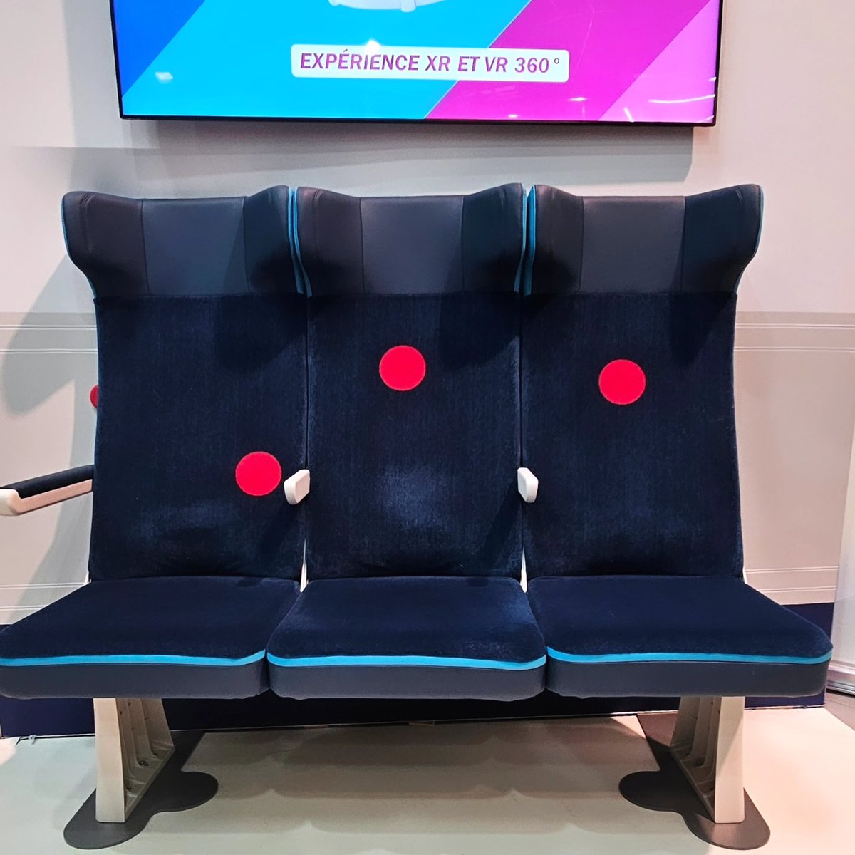 TrainFlyVideo's tweet photo. 👀J'ai découvert les nouveaux sièges Ouigo💺✨️ en VR et en réel à VivaTech Paris. Ils promettent un voyage plus confortable et éco-responsable 🌱♻️, sans parler de leur design qui est juste Waouaw 🎨😍👌.
#Ouigo #SNCFVoyageurs #SNCF #VivaTech #Innovation #VoyageConfortable https://t.co/5yriA2MeWe