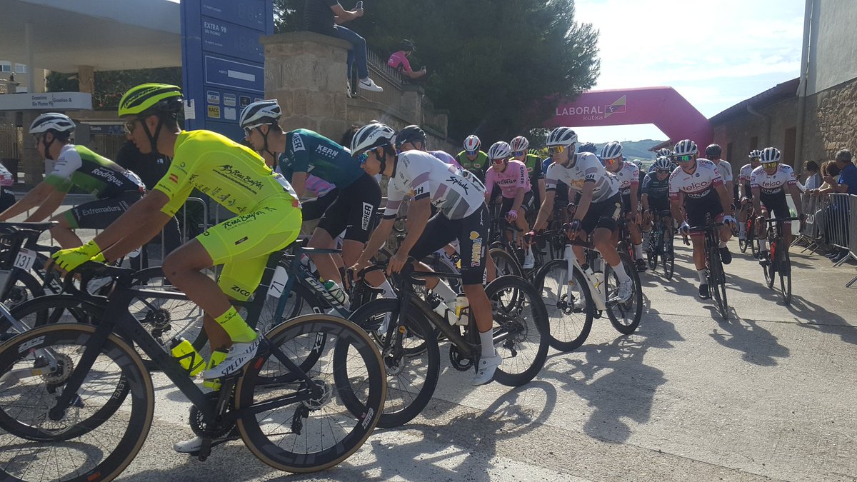 Salida última etapa Bodega Reyno de Artajona- Cerco de Artajona : @Alexeey15  @FilialCajaRural  @gimeno_nil  @EqFinisher Kaspec Smreczek @TelcOnClimaOses y @JorgeGalvez00 @ZamoraEnaCyclng. Suerte a todos   💪🏾🚴🏿‍♂️❤   #VN24 #VueltaNavarra2024