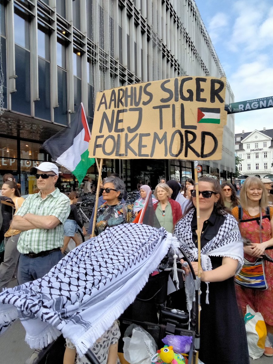 janxolesen's tweet photo. Fra lørdagen #gazademonstration i Århus. @ChristianJuhl2 holdt en stærk tale om vestens manglende ansvar for #GazaGenocide Han havde taget sin gamle #nimbus med og kørte bagerst i demonstrationen. #dkpol #dkmedier @Enhedslisten https://t.co/aezULW4GSW