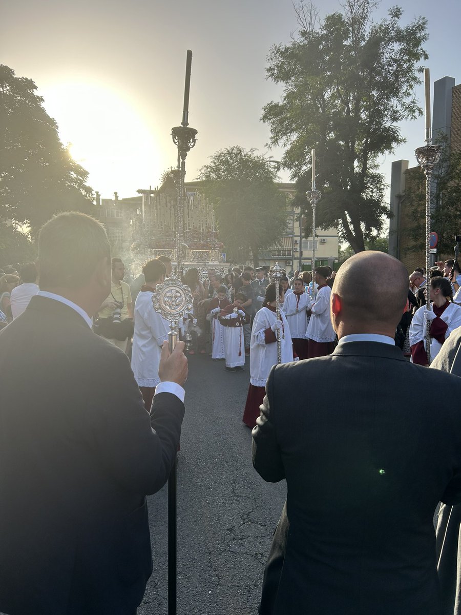 ✨| Inolvidable tarde en Alcosa Nuestra Señora de @HDesamparados volvió a llenar de ilusión y devoción las calles del barrio El Delegado de Distrito, @floresberenguer , realizó la ofrenda floral y representó al #DistritoEsteAlcosaTorreblanca durante el recorrido