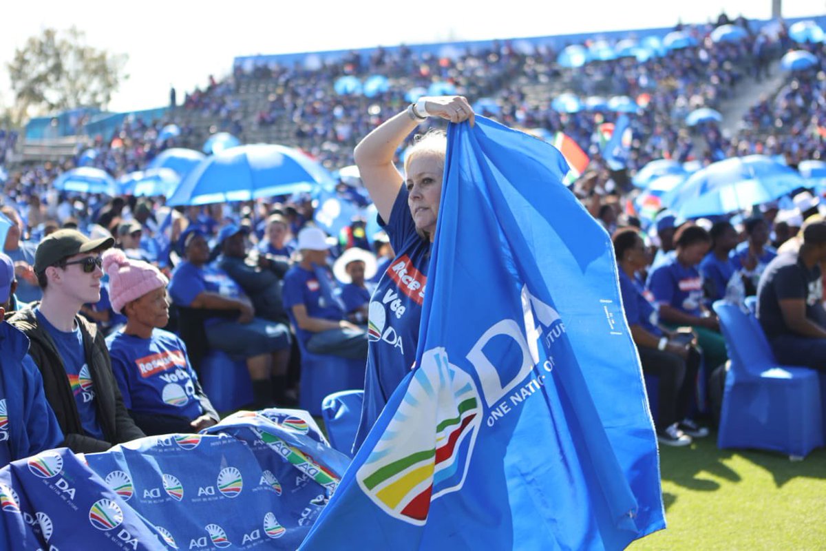 Our_DA's tweet image. 🇿🇦 Die gees by Willowmoore stadion is elektries! Suid Afrika, word deel van hierdie geskiedkundige geleentheid! JOU stem kan die verskil maak!
#RescueSArally #VoteDA #StemDA