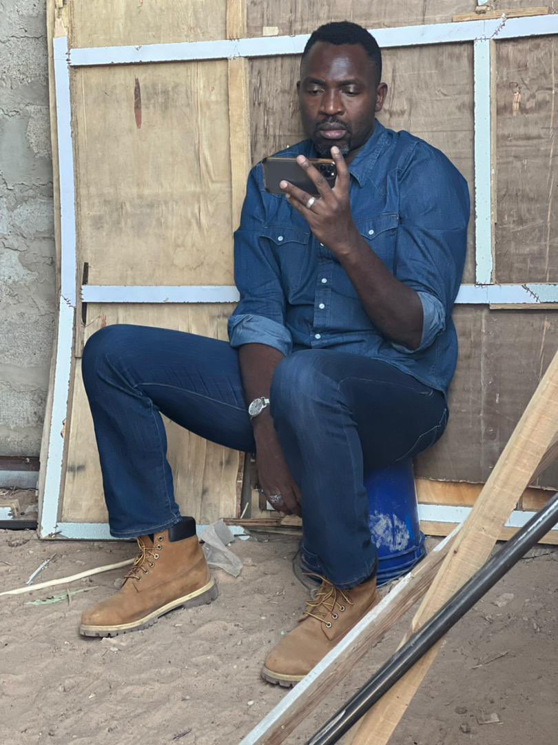 HKigwangalla's tweet photo. Mara nyingi sana watu wengi huwa hawaelezi ‘watu wa mbali’ siri za mapito halisi ya maisha yao. Pengine kwa kutokuwa na uwezo wa kuhadithia, ama kwa kuhofia kutosikilizwa na watu. Ama kwa kuona mambo haya ni ‘too private!’. 

Wakati mwingine huwa wanaona hakuna haja wala sababu ya kuelezea. 

Aidha, siyo kawaida kwa wanasiasa kuelezea mambo ya ndani yanayowahusu. Pengine sababu wanaogopa kujiweka wazi sana ama imekuwa siyo culture tu ya viongozi kuwa wazi kiasi hicho. 

Mimi nimekuwa wazi sana. Sababu ya kukua kiuongozi kwenye zama za kuibuka kwa social networks na kwenye zama za kukua kwa idadi ya vijana ukilinganisha na wazee (demographic dividend). 

Mwanzoni niliamini nafanya vizuri sababu ntapata umaarufu utakaonisaidia kukua kisiasa. Leo najuta! Why? Story for another day. 

Jana nilizungumza kwa kirefu sana na rafiki yangu wa karibu tuliyepotezana kwa muda mrefu. Nilimueleza namna nilivyowakata watu wengi baada ya kuwa nje ya cabinet. Nikamuambia hata yeye kuna wakati nilimuona amezingua, naye nikamkata! 

Akasema nilijua, sema ulizidisha kuji-victimize sana kiasi kwamba ulifanya iwe ngumu hata kuwasiliana na wewe kwenye mambo kadhaa. Lakini niliamua kukupa muda tu. Nilipoamka leo nikatafakari sana mbio za maisha yangu miaka hii mitatu na nusu nikasema leo niwe tofauti na watu wa aina yangu niongee hii story bila kuchagua ya kusema na ya kuacha. Lengo ni watu wengine wapate somo chungu na gumu la maisha na wala siyo kitu kingine chochote kile! 

Ilikuwa siku njema kama nyingine. Naelekea Mwenge kikaoni, saa 9 - 10 mchana; kisha kikao kingine Hotel Seacliff. 

Nikiwa namalizia mazungumzo yangu Mwenge, nikachungulia simu yangu ili ku-confirm kikao kinachofuata. Nakutana na meseji ya mmoja wa wasaidizi wangu wa zamani kule Afya, na ile picha ya ukumbi na mic ya Ikulu, ananiambia Chief Secretary anaongea muda si mrefu, all the best Mkuu! Nikajua ni cabinet hii inatangazwa. Kumbe hii ilikuwa ni meseji ya zaidi ya saa moja na ushee liliopita. 

Nilipo-scroll chini kidogo, zikaanza kuja meseji kedekede. Kumbe baraza liliishatangazwa. Moyo paap! Kwa meseji chache nilizoweza kufungua sikuona ya pongezi hata moja, nikajua Mhh! Simo hapa. Nikapoteana kwa sekunde kadhaa, kiza kikatanda machoni, nikahisi kuelemewa na mzigo kichwani; nikaaga na kuondoka. Nilikuwa najiendesha mwenyewe siku hiyo. Nikaingia kwenye gari na kuondoka kuelekea Seacliff kwenye kikao kingine, njia nzima nikitafakari kilichotokea. 

Maswali yakiwa mengi zaidi ya majibu. Mpaka nafika Seacliff nikawa tayari niliishaji-compose vizuri, na niliishaanza kukubali matokeo. Nikawa tayari niliishamshukuru Mungu na kuamua kusonga mbele. Baadaye nilikuja kujua hii ilikuwa ni reaction ambayo ingedumu kwa muda mfupi tu, maumivu ya mabadiliko ya status ni makubwa na makali kuliko nilivyodhani! Kumbukumbu ni nyingi na ni ngumu kusahau na ama kusahauliwa na wengine, Maana Kuna wakati utajikumbusha, utakumbuka na ama utakumbushwa. Maisha yako hayawezi kuwa sawa tena baada ya kupanda na kisha kuanguka! Wewe ni aina nyingine tena ya mtu, kuna experiences tofauti ambazo utapaswa kujifunza na kuzizoea. 

Leo naandika hapa nimejifunza kitu kipya kabisa kwenye maisha ya siasa na uongozi. A whole new experience! Hii experience ni mpaka uipitie ndiyo utajua. 

Mwanzoni nilijiuliza sana; hivi Rais Magufuli nimemkosea nini mpaka asiniteue tena? Nimekosea wapi? Mbona nimepiga kazi sana, rekodi yangu ya uchapakazi, utendaji, ubunifu, kukua kwa idadi ya watalii, kukua kwa mapato na uzalendo iko wazi na anaijua na kila leo amekua akiisema, na kunisifia? Kwa nini leo kanibadilisha? Nilijihukumu sana, niliitafuta sababu sana. Kiukweli sikuipata. 

Nilijifariji na kujituliza moyo na msemo kwamba “you become what you become at the pleasure of the President!.” Nikasema sina kosa ila Mkuu hajapendezwa tu kuniteua tena, maana nafasi ni zake na anazitoa kwa raha yake! 

Hata hivyo roho haikuwa ikitulia kirahisi namna hiyo. Asikudanganye mtu. Maswali yalikuja tu….inaendelea! #HK #Fighter #NjeYaBox