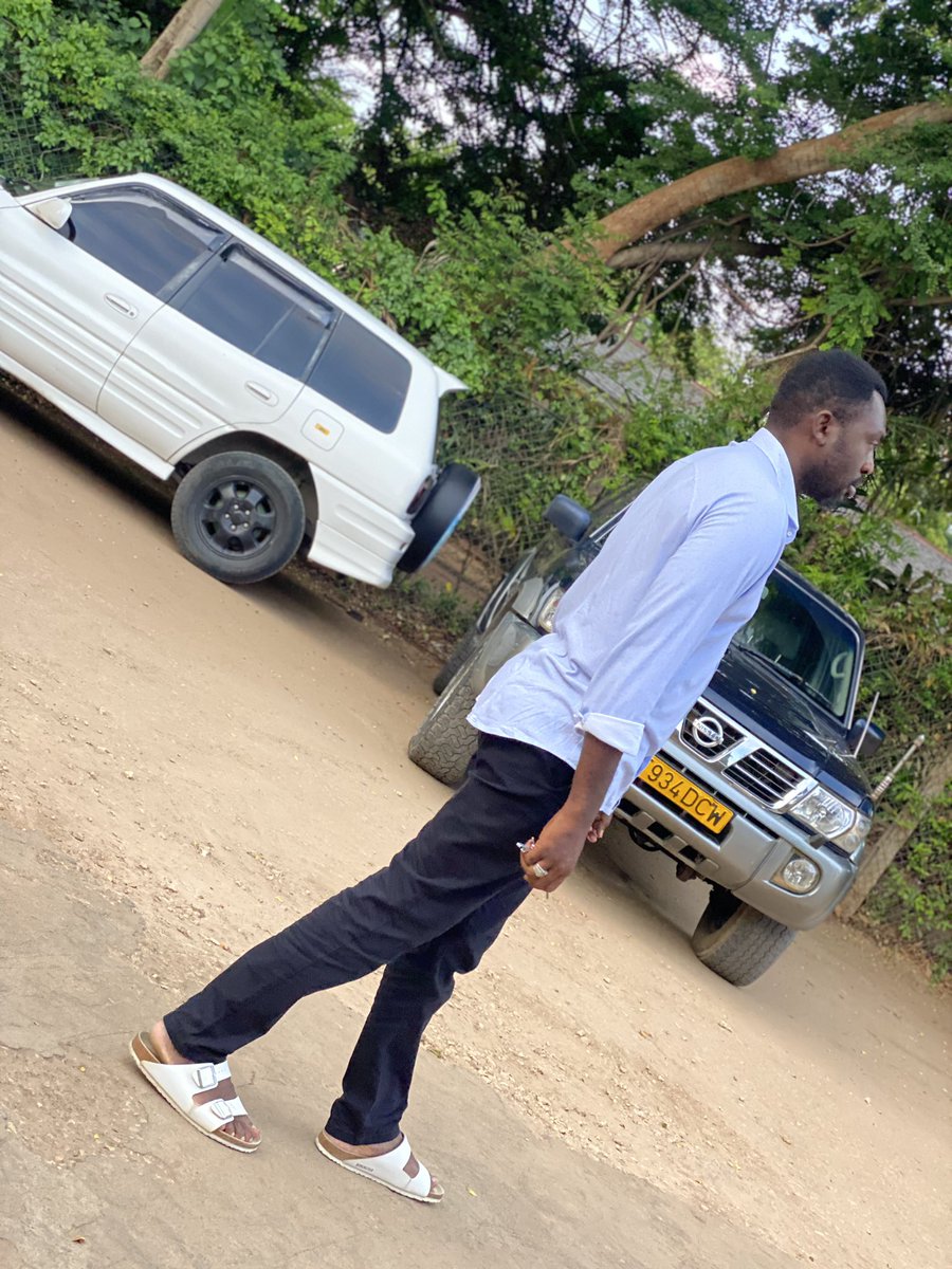 HKigwangalla's tweet photo. Mara nyingi sana watu wengi huwa hawaelezi ‘watu wa mbali’ siri za mapito halisi ya maisha yao. Pengine kwa kutokuwa na uwezo wa kuhadithia, ama kwa kuhofia kutosikilizwa na watu. Ama kwa kuona mambo haya ni ‘too private!’. 

Wakati mwingine huwa wanaona hakuna haja wala sababu ya kuelezea. 

Aidha, siyo kawaida kwa wanasiasa kuelezea mambo ya ndani yanayowahusu. Pengine sababu wanaogopa kujiweka wazi sana ama imekuwa siyo culture tu ya viongozi kuwa wazi kiasi hicho. 

Mimi nimekuwa wazi sana. Sababu ya kukua kiuongozi kwenye zama za kuibuka kwa social networks na kwenye zama za kukua kwa idadi ya vijana ukilinganisha na wazee (demographic dividend). 

Mwanzoni niliamini nafanya vizuri sababu ntapata umaarufu utakaonisaidia kukua kisiasa. Leo najuta! Why? Story for another day. 

Jana nilizungumza kwa kirefu sana na rafiki yangu wa karibu tuliyepotezana kwa muda mrefu. Nilimueleza namna nilivyowakata watu wengi baada ya kuwa nje ya cabinet. Nikamuambia hata yeye kuna wakati nilimuona amezingua, naye nikamkata! 

Akasema nilijua, sema ulizidisha kuji-victimize sana kiasi kwamba ulifanya iwe ngumu hata kuwasiliana na wewe kwenye mambo kadhaa. Lakini niliamua kukupa muda tu. Nilipoamka leo nikatafakari sana mbio za maisha yangu miaka hii mitatu na nusu nikasema leo niwe tofauti na watu wa aina yangu niongee hii story bila kuchagua ya kusema na ya kuacha. Lengo ni watu wengine wapate somo chungu na gumu la maisha na wala siyo kitu kingine chochote kile! 

Ilikuwa siku njema kama nyingine. Naelekea Mwenge kikaoni, saa 9 - 10 mchana; kisha kikao kingine Hotel Seacliff. 

Nikiwa namalizia mazungumzo yangu Mwenge, nikachungulia simu yangu ili ku-confirm kikao kinachofuata. Nakutana na meseji ya mmoja wa wasaidizi wangu wa zamani kule Afya, na ile picha ya ukumbi na mic ya Ikulu, ananiambia Chief Secretary anaongea muda si mrefu, all the best Mkuu! Nikajua ni cabinet hii inatangazwa. Kumbe hii ilikuwa ni meseji ya zaidi ya saa moja na ushee liliopita. 

Nilipo-scroll chini kidogo, zikaanza kuja meseji kedekede. Kumbe baraza liliishatangazwa. Moyo paap! Kwa meseji chache nilizoweza kufungua sikuona ya pongezi hata moja, nikajua Mhh! Simo hapa. Nikapoteana kwa sekunde kadhaa, kiza kikatanda machoni, nikahisi kuelemewa na mzigo kichwani; nikaaga na kuondoka. Nilikuwa najiendesha mwenyewe siku hiyo. Nikaingia kwenye gari na kuondoka kuelekea Seacliff kwenye kikao kingine, njia nzima nikitafakari kilichotokea. 

Maswali yakiwa mengi zaidi ya majibu. Mpaka nafika Seacliff nikawa tayari niliishaji-compose vizuri, na niliishaanza kukubali matokeo. Nikawa tayari niliishamshukuru Mungu na kuamua kusonga mbele. Baadaye nilikuja kujua hii ilikuwa ni reaction ambayo ingedumu kwa muda mfupi tu, maumivu ya mabadiliko ya status ni makubwa na makali kuliko nilivyodhani! Kumbukumbu ni nyingi na ni ngumu kusahau na ama kusahauliwa na wengine, Maana Kuna wakati utajikumbusha, utakumbuka na ama utakumbushwa. Maisha yako hayawezi kuwa sawa tena baada ya kupanda na kisha kuanguka! Wewe ni aina nyingine tena ya mtu, kuna experiences tofauti ambazo utapaswa kujifunza na kuzizoea. 

Leo naandika hapa nimejifunza kitu kipya kabisa kwenye maisha ya siasa na uongozi. A whole new experience! Hii experience ni mpaka uipitie ndiyo utajua. 

Mwanzoni nilijiuliza sana; hivi Rais Magufuli nimemkosea nini mpaka asiniteue tena? Nimekosea wapi? Mbona nimepiga kazi sana, rekodi yangu ya uchapakazi, utendaji, ubunifu, kukua kwa idadi ya watalii, kukua kwa mapato na uzalendo iko wazi na anaijua na kila leo amekua akiisema, na kunisifia? Kwa nini leo kanibadilisha? Nilijihukumu sana, niliitafuta sababu sana. Kiukweli sikuipata. 

Nilijifariji na kujituliza moyo na msemo kwamba “you become what you become at the pleasure of the President!.” Nikasema sina kosa ila Mkuu hajapendezwa tu kuniteua tena, maana nafasi ni zake na anazitoa kwa raha yake! 

Hata hivyo roho haikuwa ikitulia kirahisi namna hiyo. Asikudanganye mtu. Maswali yalikuja tu….inaendelea! #HK #Fighter #NjeYaBox