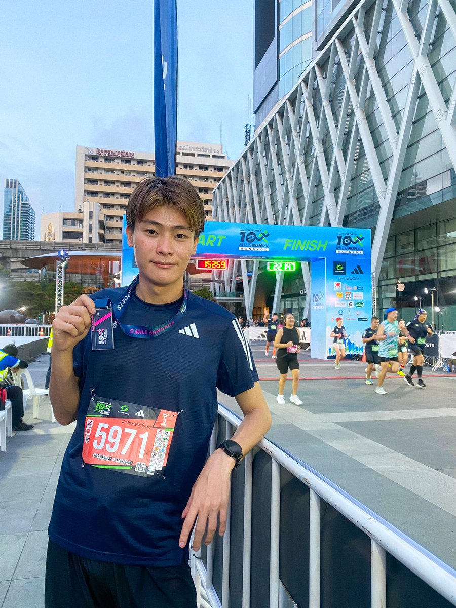 dostee_'s tweet photo. ลองขยับลงมาวิ่ง 5 miles คุม pace 4:20 หลุดไปนิดหนึ่ง
เพราะแอบไปตีแบด จริง ๆ เวลาอาจจะยังสู้ขาแรงไม่ได้ แต่ติด Top 10 overall แบบเซอร์ไพรส์อยู่นะ 😆

#SupersportsThailand 
#SSP10Mile24 
#SSP10MileRunSeries24
#SSP10MileRunSeries24BangkokPresentedByadidas https://t.co/ESGVe6iNlX