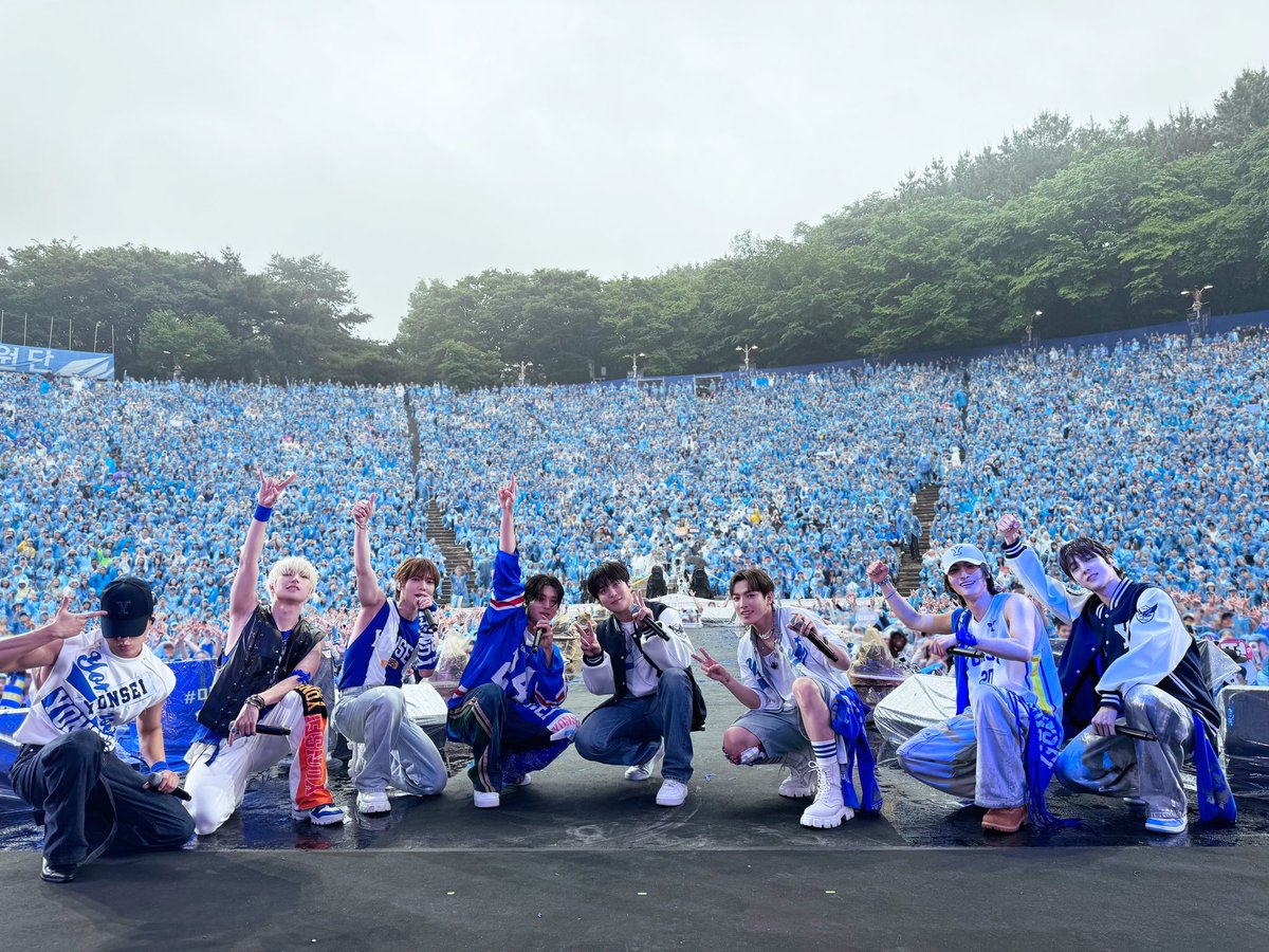 [📷] TODAY ATEEZ ⠀ 느껴봐라 이게 아카라카 소리야☺💙 ⠀ 뜨거운 함성이 마음까지 밀려오던 오늘, 그대들의 청춘이 파란 파도가 되어 눈부시게 빛나길 바랍니다🙌 ⠀ #TODAY_ATEEZ #ATEEZ #에이티즈 #연세대학교 #아카라카