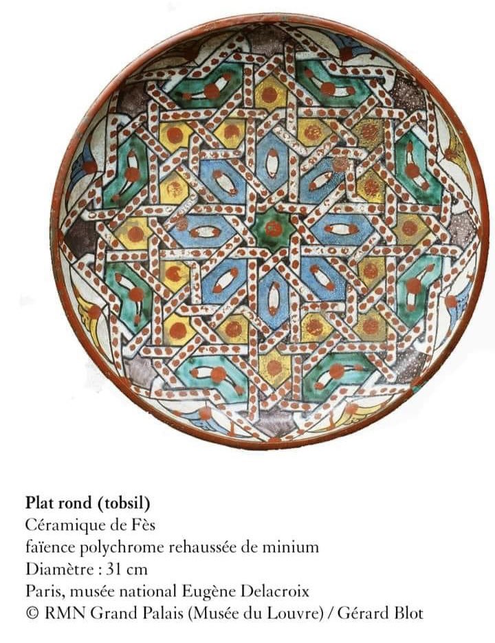 Plat rond (tobsil)
Céramique de Fès 1832
faïence polychrome rehaussée de minium
Diamètre: 31 cm 
Paris, musée national Eugène Delacroix