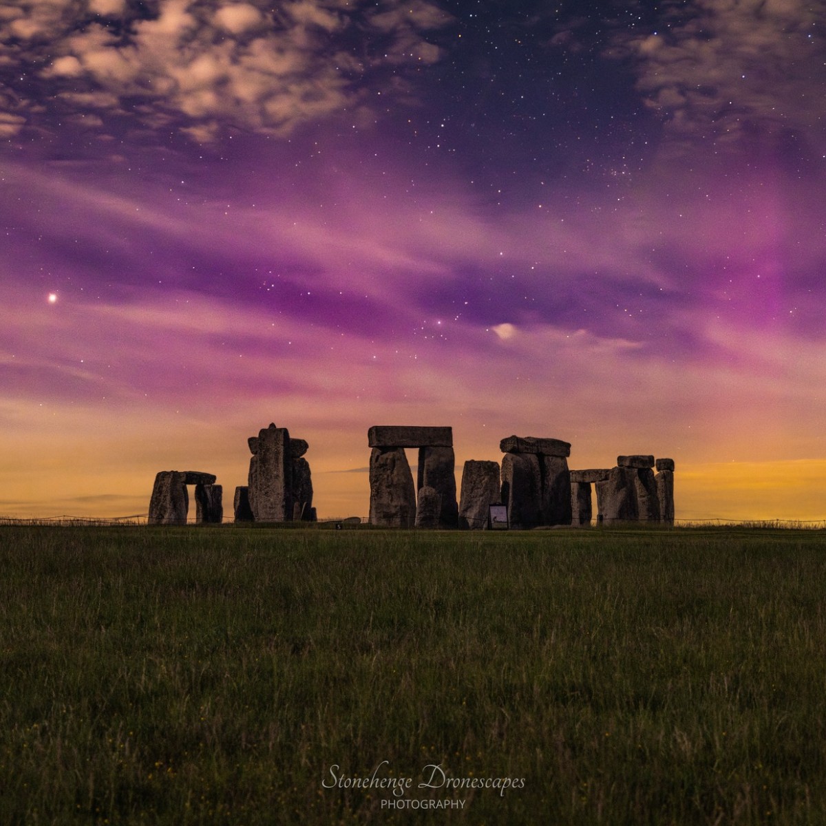 Stonehenge looks ethereal under the Northern Lights. ✨ 📷 This stunning scene was captured by Nick Bull last weekend.