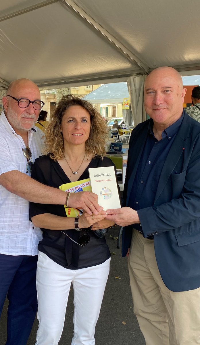 Avec les maires de Gonfaron et du Thoronet, ce dimanche, pour la fête du livre de Gonfaron au cœur du Var. Éloge du local, de la vitalité de la vie locale, la vraie, notre rapport au réel qui se renouvelle sans cesse.