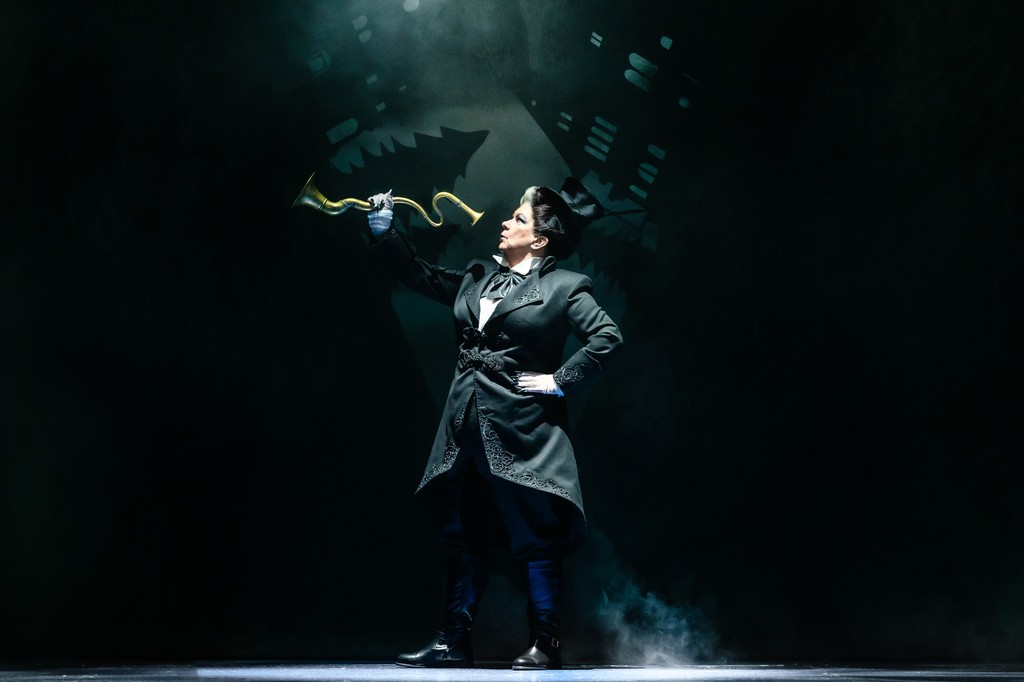 Lollipops! 🍭 Ice cream! 🍦 Chocolate! 🍫 Here’s your first look at Elaine C. Smith as our Childcatcher! 🎩🎶 See her at His Majesty's Theatre as part of the fantasmagorical Chitty Chitty Bang Bang coming in June. Book NOW! bit.ly/HMTChitty @ChittyOnTour