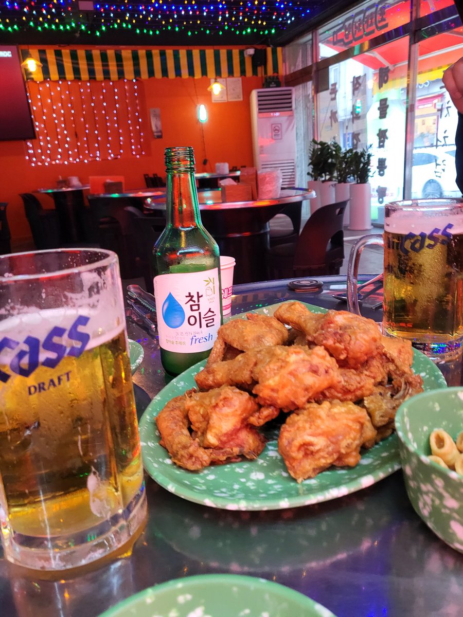 비오는 일욜....신랑이랑 한진포구에서  조용하게 산책후 이른 낮술...역쉬 치쏘맥...둘보단 넷이좋고.. ㅎ좋은분들과 함께하고 싶어지는......좋은 자리 좋은 만남 함께해요~~~ㅋㅋ 트친님들 휴일 마무리 잘하셔용~~!!!*^^*