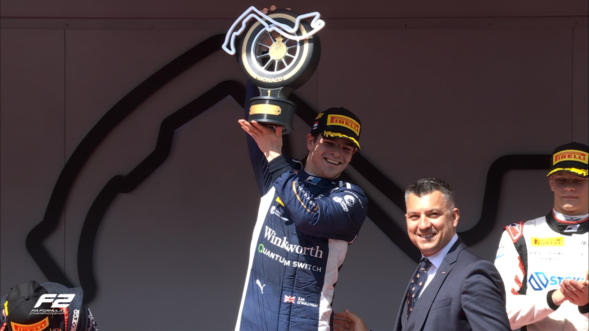 O'Sullivan levantando el trofeo. Fuente: Twitter Formula 2