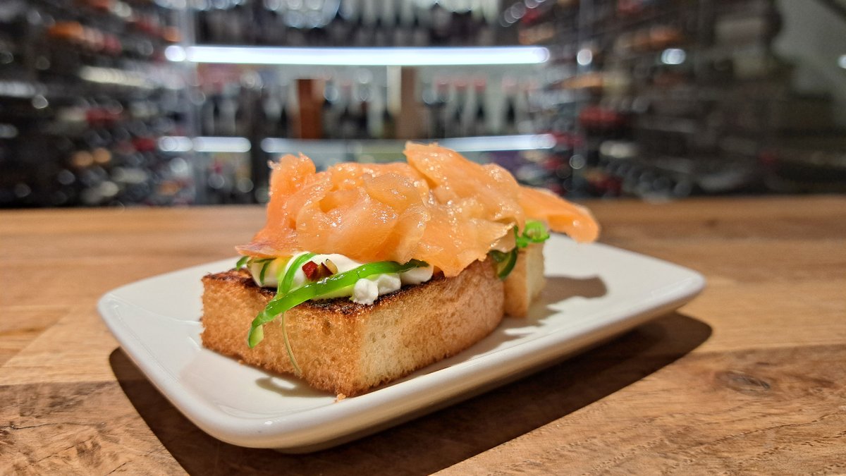 latavina's tweet image. Ha llegado a La Tavina un nuevo #pincho que podéis degustar en nuestra barra, es una rica tosta de pan brioche con salmón ahumado, queso y alga wakame.
¡Tenéis que probarla!😋🤤

#QuedamosEnLaTavina #pinchos #tapas #CalleLaurel #gastronomía #Logroño #LaRioja