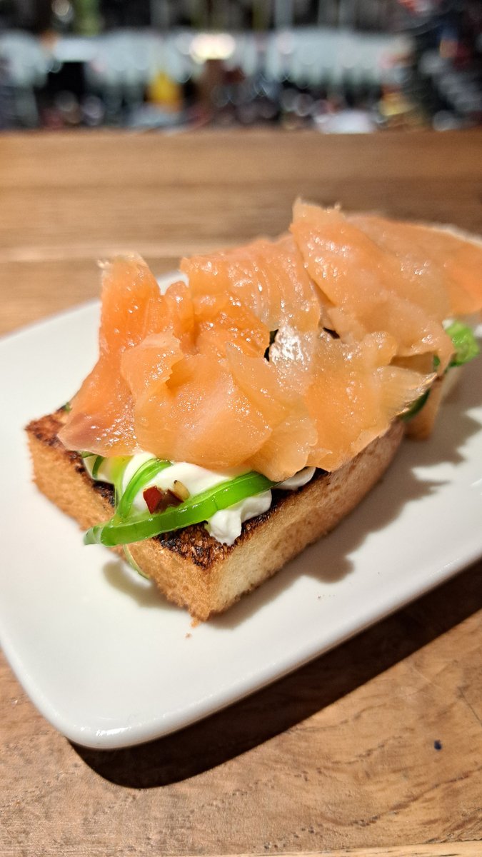 latavina's tweet image. Ha llegado a La Tavina un nuevo #pincho que podéis degustar en nuestra barra, es una rica tosta de pan brioche con salmón ahumado, queso y alga wakame.
¡Tenéis que probarla!😋🤤

#QuedamosEnLaTavina #pinchos #tapas #CalleLaurel #gastronomía #Logroño #LaRioja