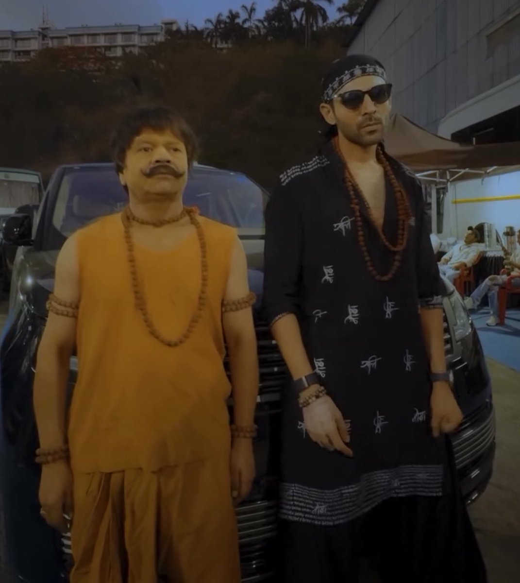 Aur yeh aa gaye #RoohBaba and #ChotePandit straight from the sets of #BhoolBhulaiyaa3. 🔥🔥🔥

@rajpalofficial bb1 mein laal, bb2 mein white and ab yellow 💛 kya kya chakkar hai? 😂❤️

@TheAaryanKartik film already blockbuster lag rahi hai! 💗