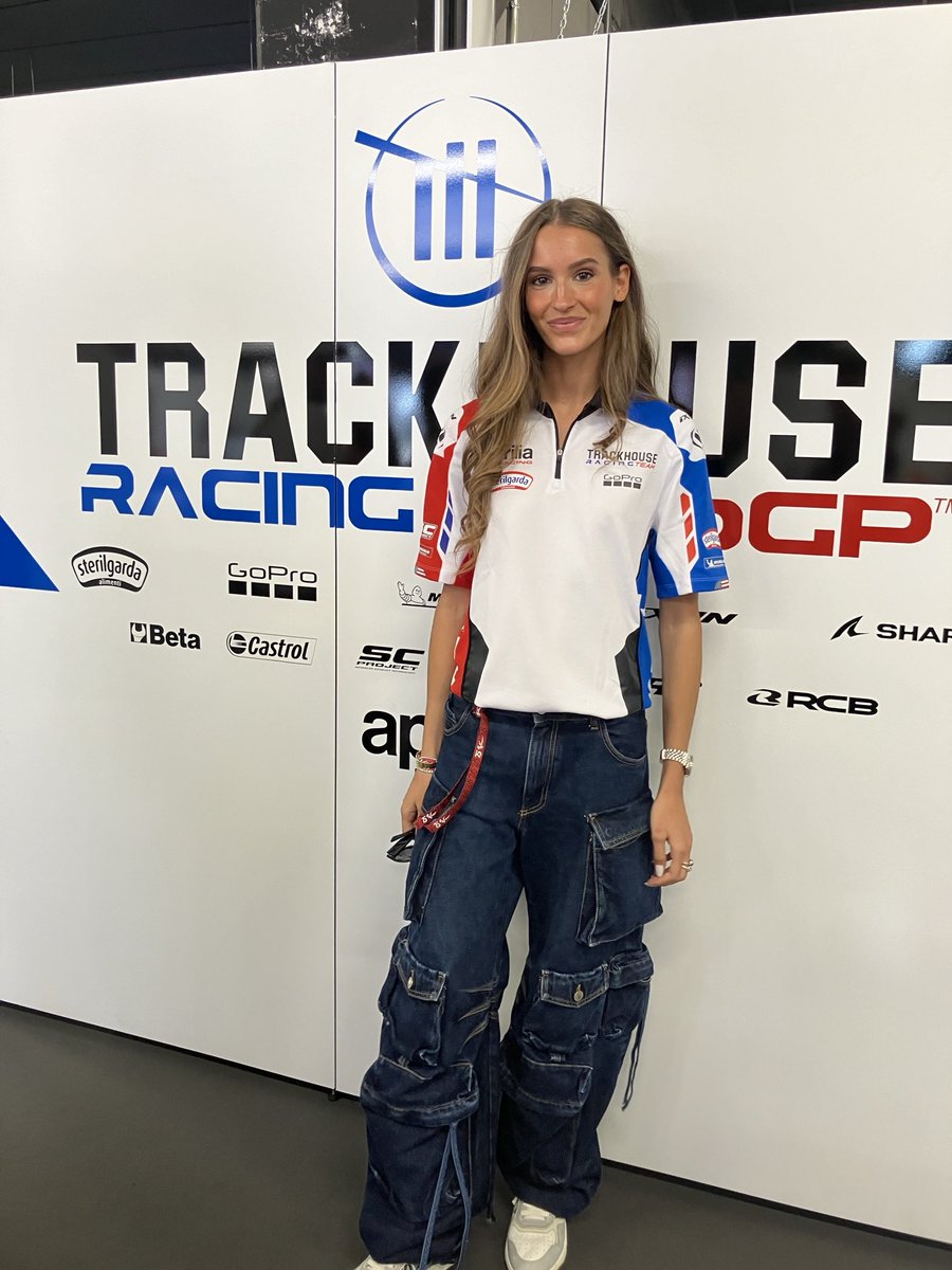 IXONチームウェア

TRACKHOUSEレーシング

皆さんも、チームウェアを着て、MotoGPに遊びに来ませんか⁉️